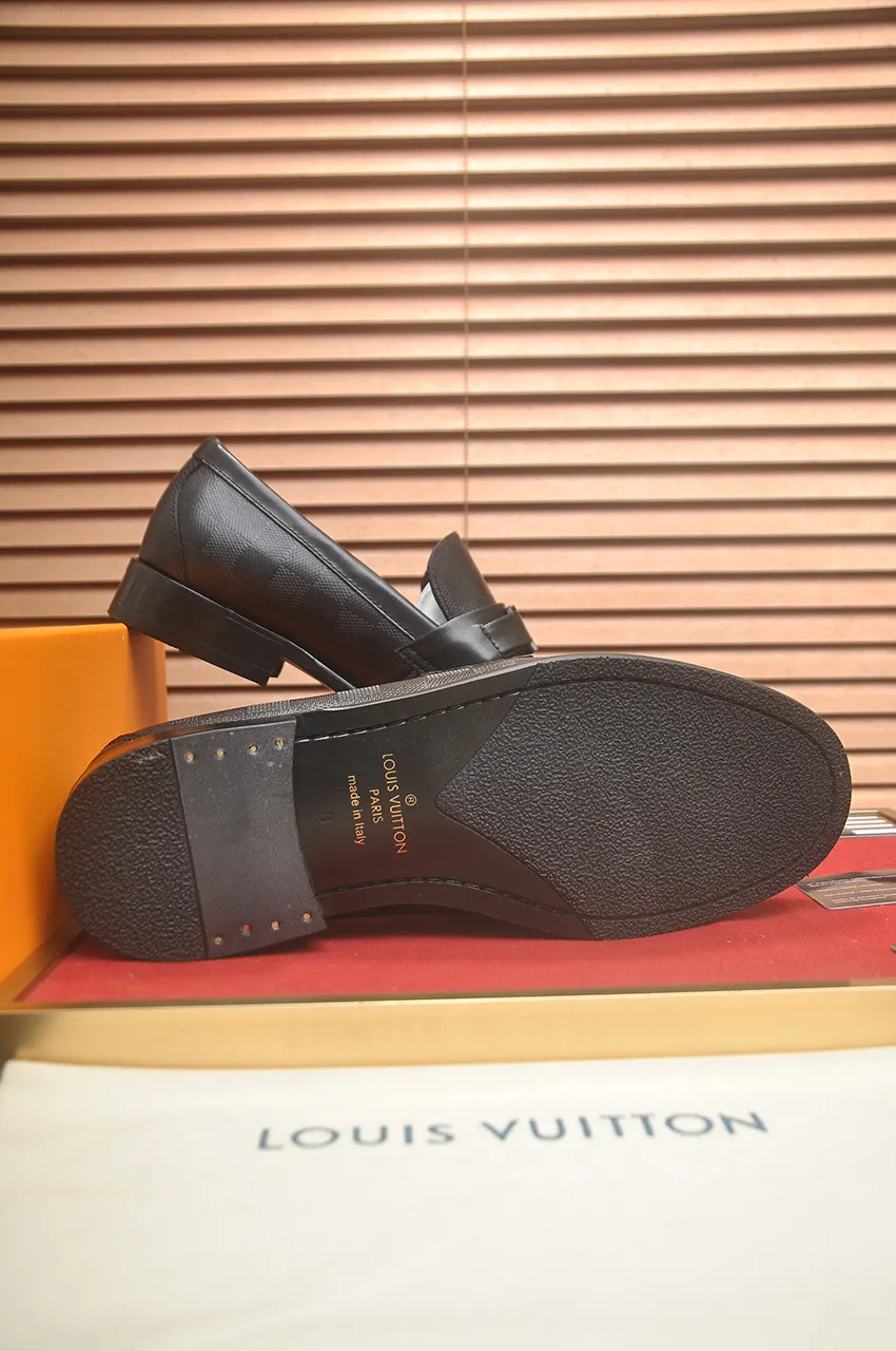 Men's men's shoes 💰540💶 [LV] (original single cowhide lining) 🍀LV's latest genuine leather business suit shoes are launched simultaneously on the official website. The first-layer cowhide imported from Italy is made of heavy gold, 💥official website 1:1 rubber outsole. Versatile to wear, high-end without losing class, and the color combination is extraordinary. This four-season style is alluring when worn on your feet, showing off your big-name flair. Standard code 39-45 (45 customized)
